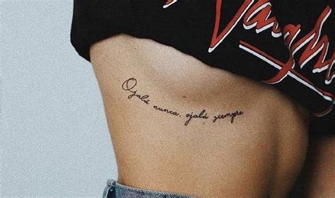 tatuajes en las costillas|Tatuajes de letras en las costillas